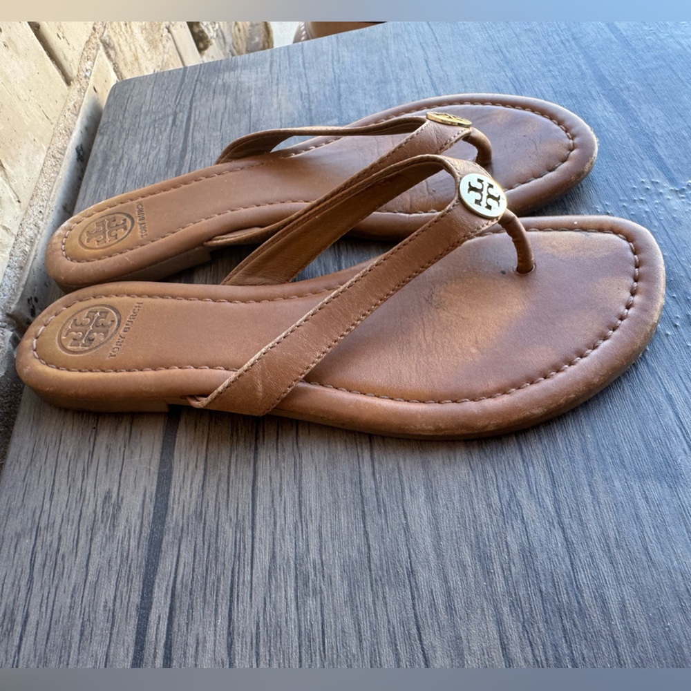 Tory Burch Thor’s Women’s Tan Leather Logo Thong Sandals Size 7 - Picture 2 of 5